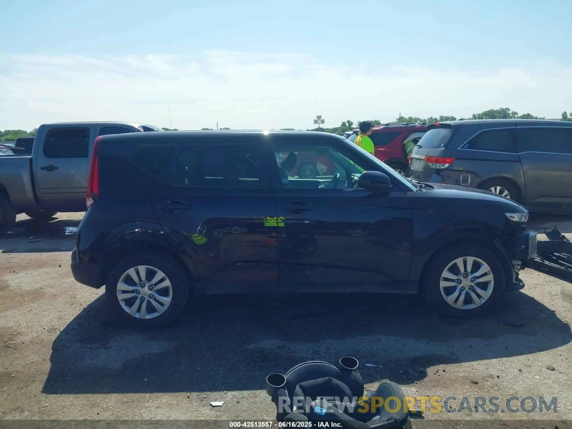 13 fotografías del automóvil dañado KNDJ23AU9L7067757 KIA SOUL 2020