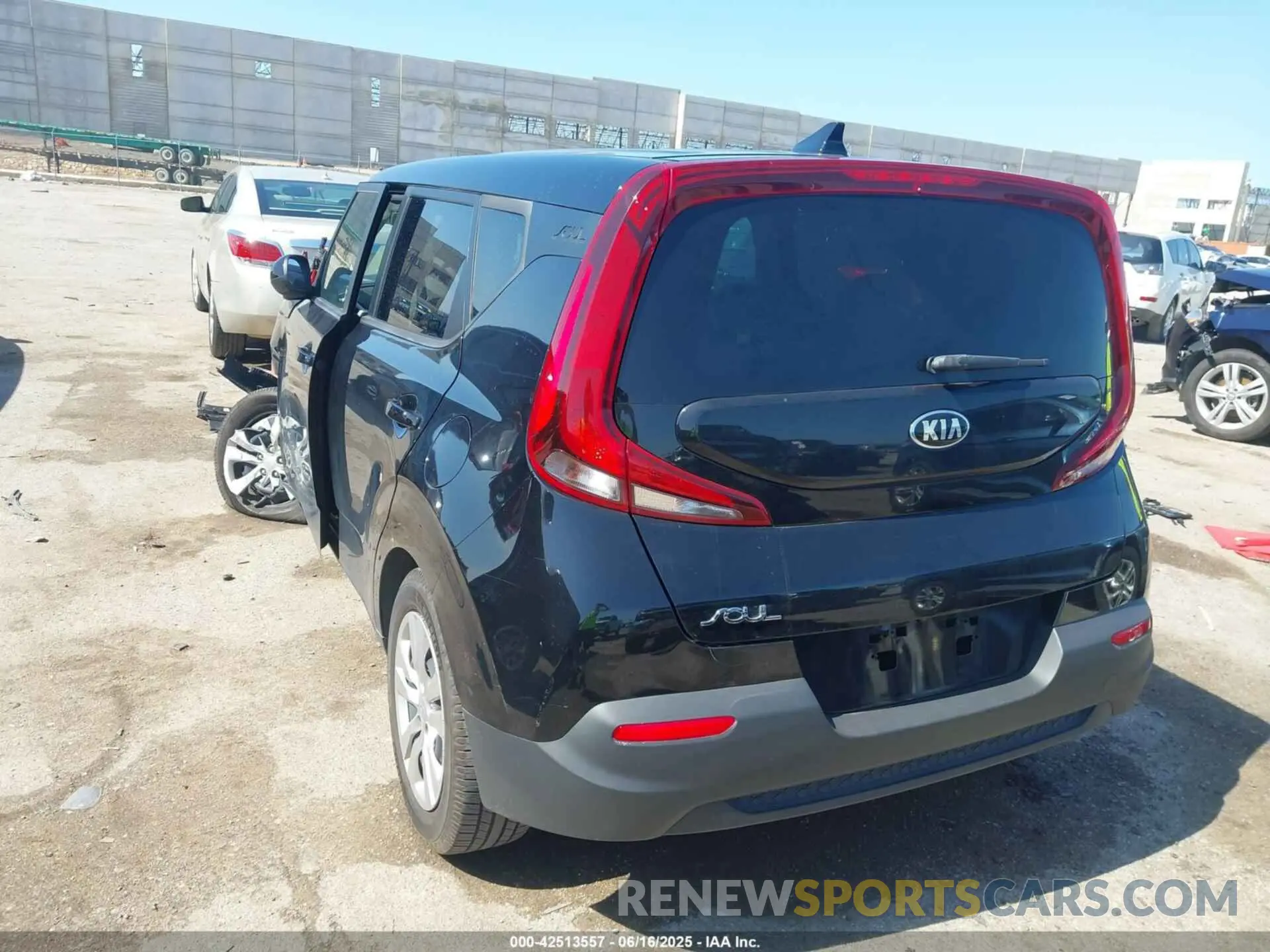 3 fotografías del automóvil dañado KNDJ23AU9L7067757 KIA SOUL 2020