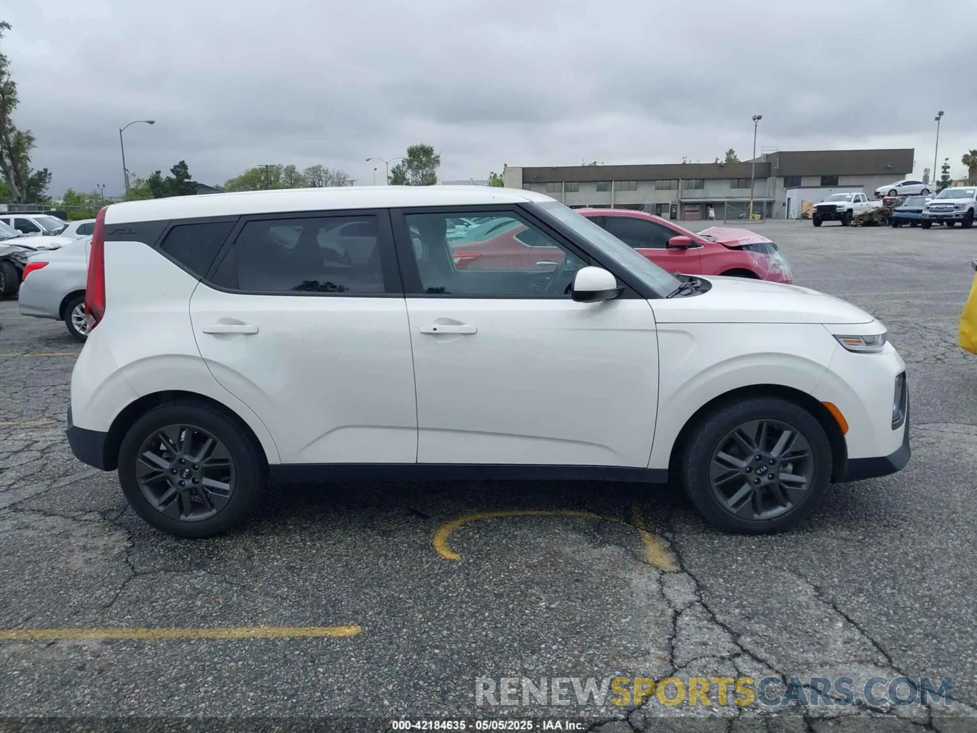 13 fotografías del automóvil dañado KNDJ33AU2L7723407 KIA SOUL 2020