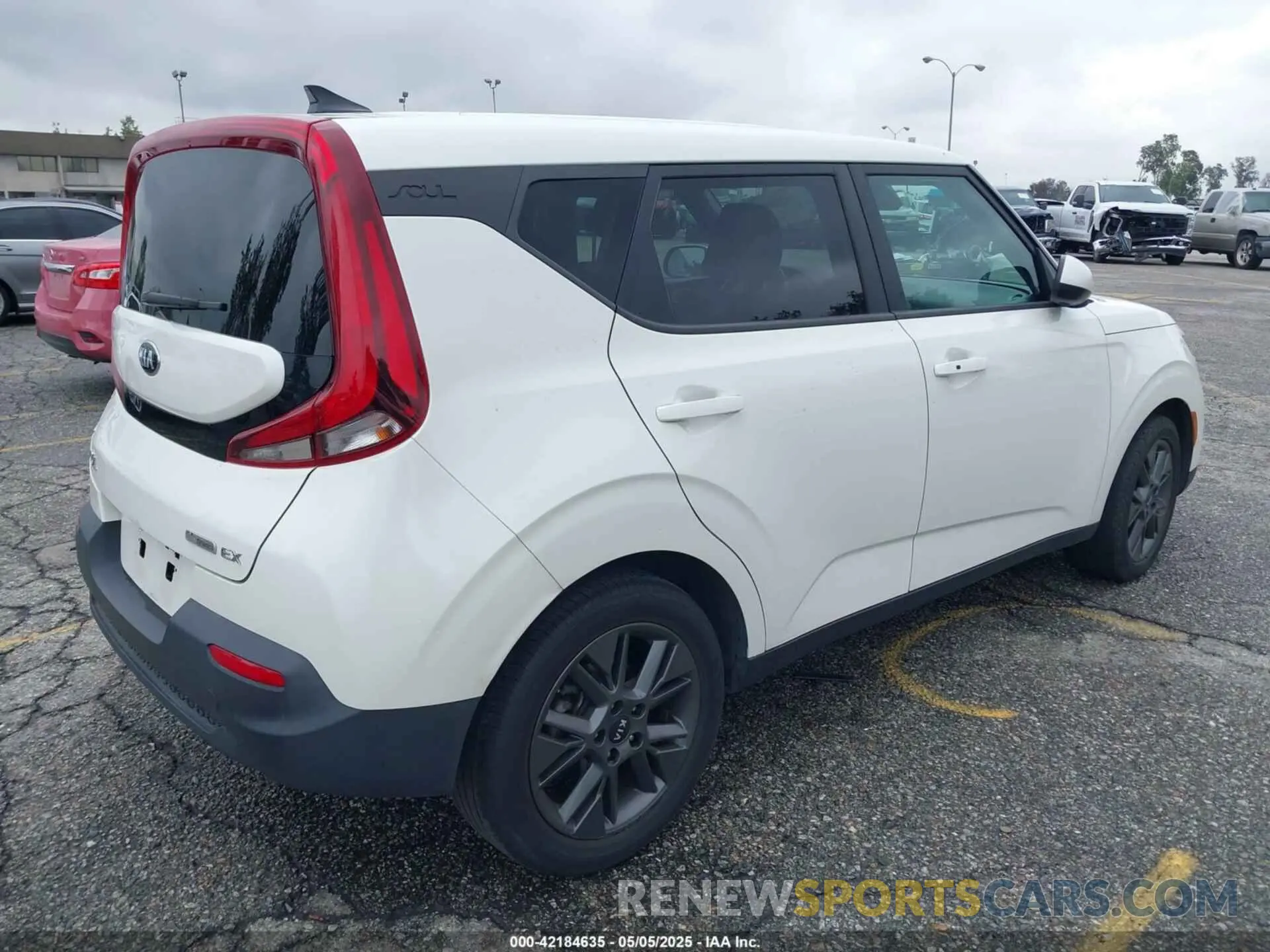 4 fotografías del automóvil dañado KNDJ33AU2L7723407 KIA SOUL 2020