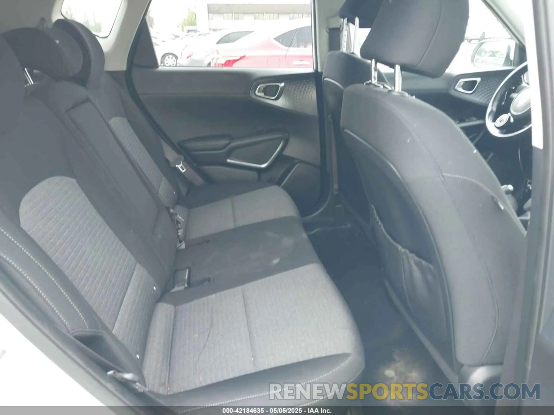 8 fotografías del automóvil dañado KNDJ33AU2L7723407 KIA SOUL 2020