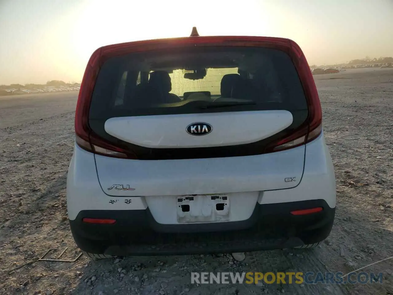 6 fotografías del automóvil dañado KNDJ33AU3L7023668 KIA SOUL 2020