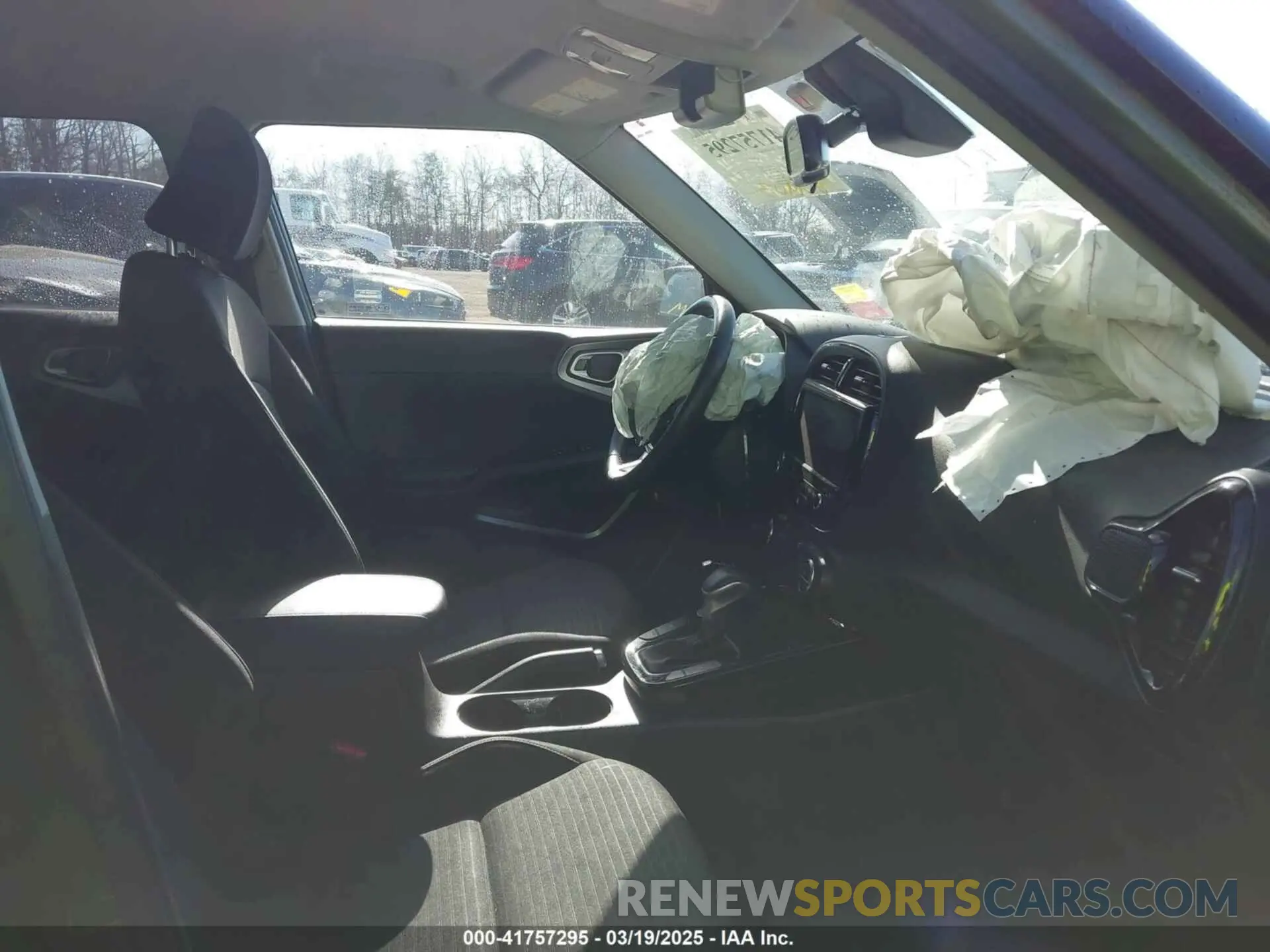 5 fotografías del automóvil dañado KNDJ33AU3L7107506 KIA SOUL 2020
