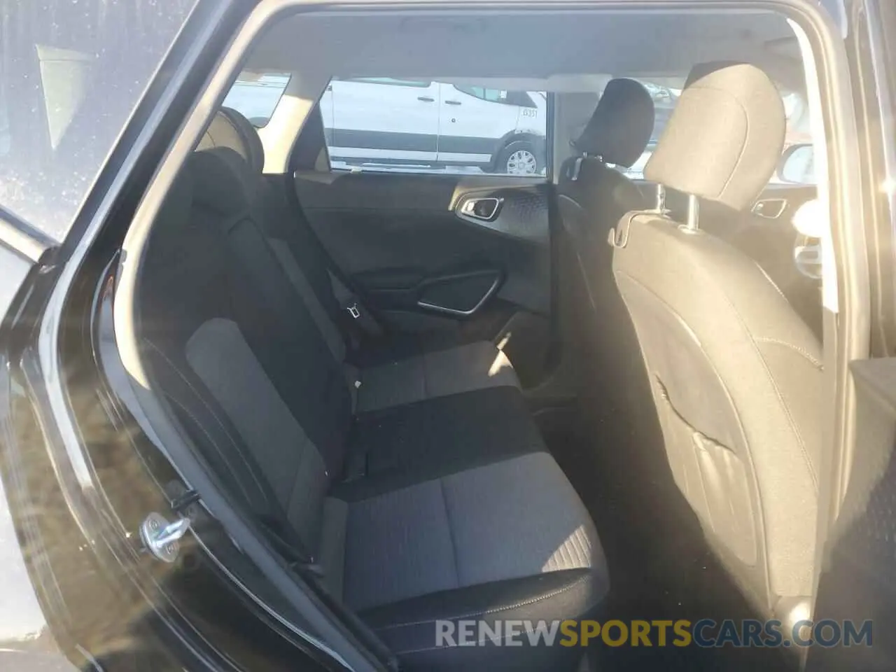 11 fotografías del automóvil dañado KNDJ33AU4L7702607 KIA SOUL 2020