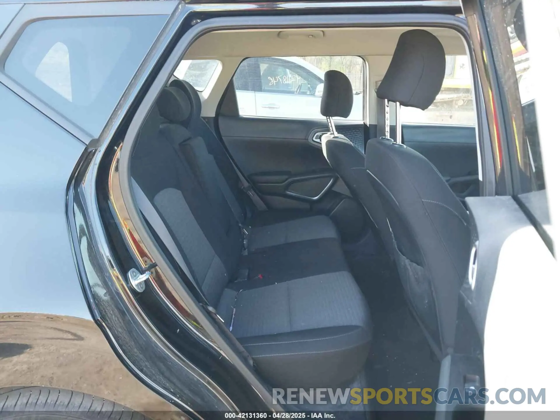 8 fotografías del automóvil dañado KNDJ33AU5L7037460 KIA SOUL 2020
