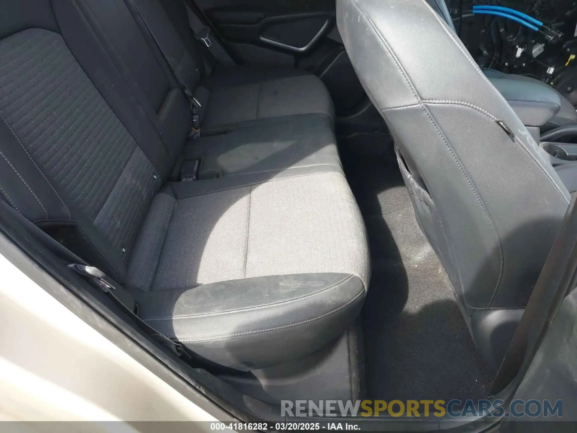 8 fotografías del automóvil dañado KNDJ33AU5L7073908 KIA SOUL 2020