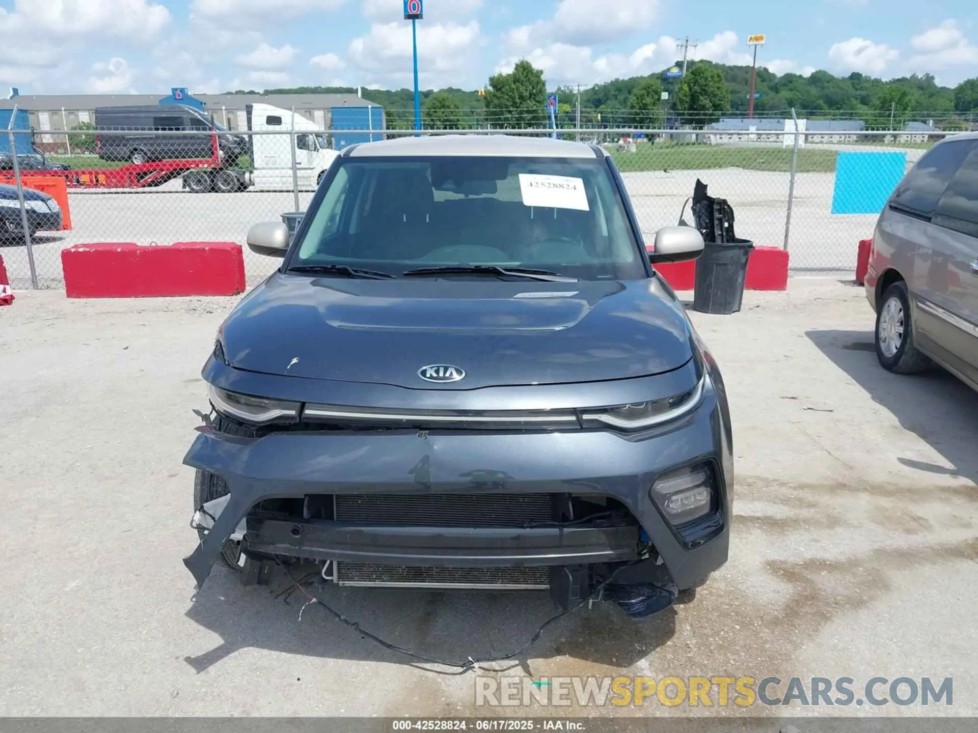 12 fotografías del automóvil dañado KNDJ33AU6L7113879 KIA SOUL 2020
