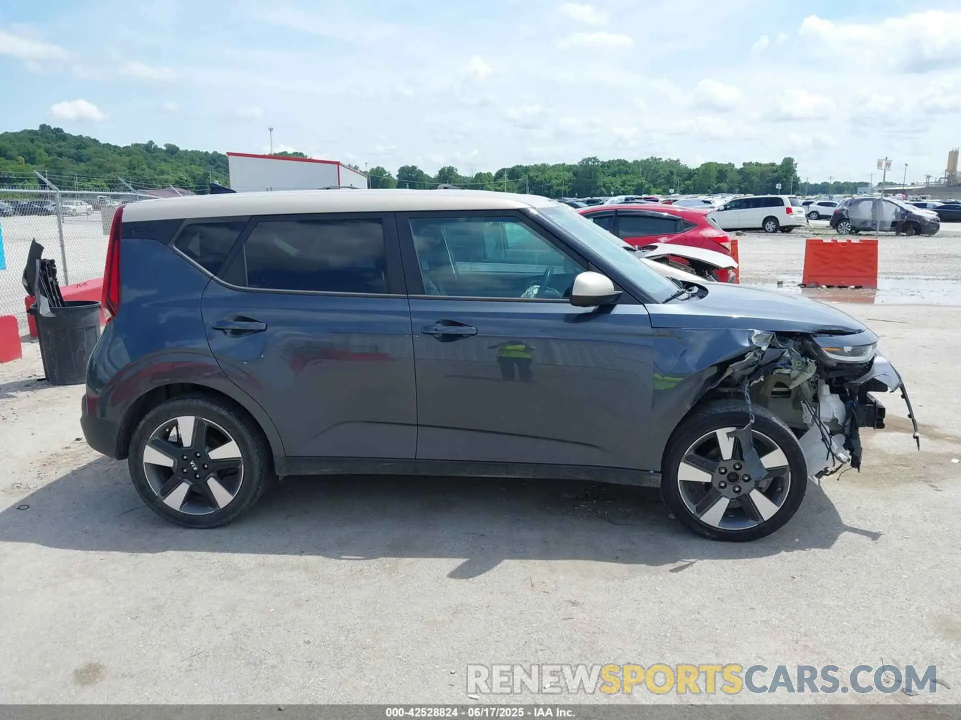 13 fotografías del automóvil dañado KNDJ33AU6L7113879 KIA SOUL 2020