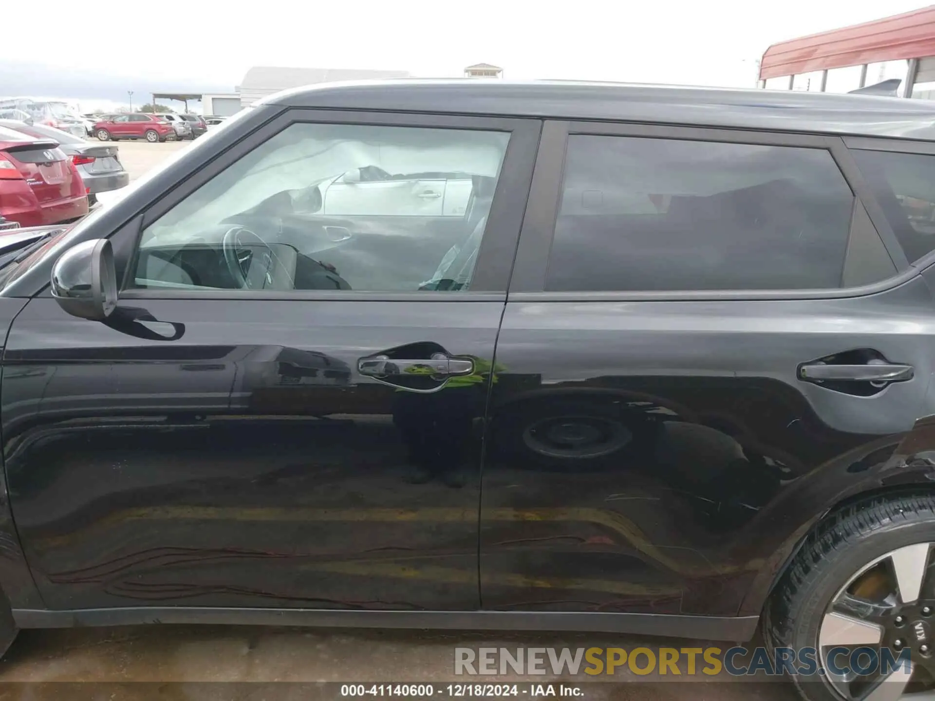 13 fotografías del automóvil dañado KNDJ33AU7L7037220 KIA SOUL 2020