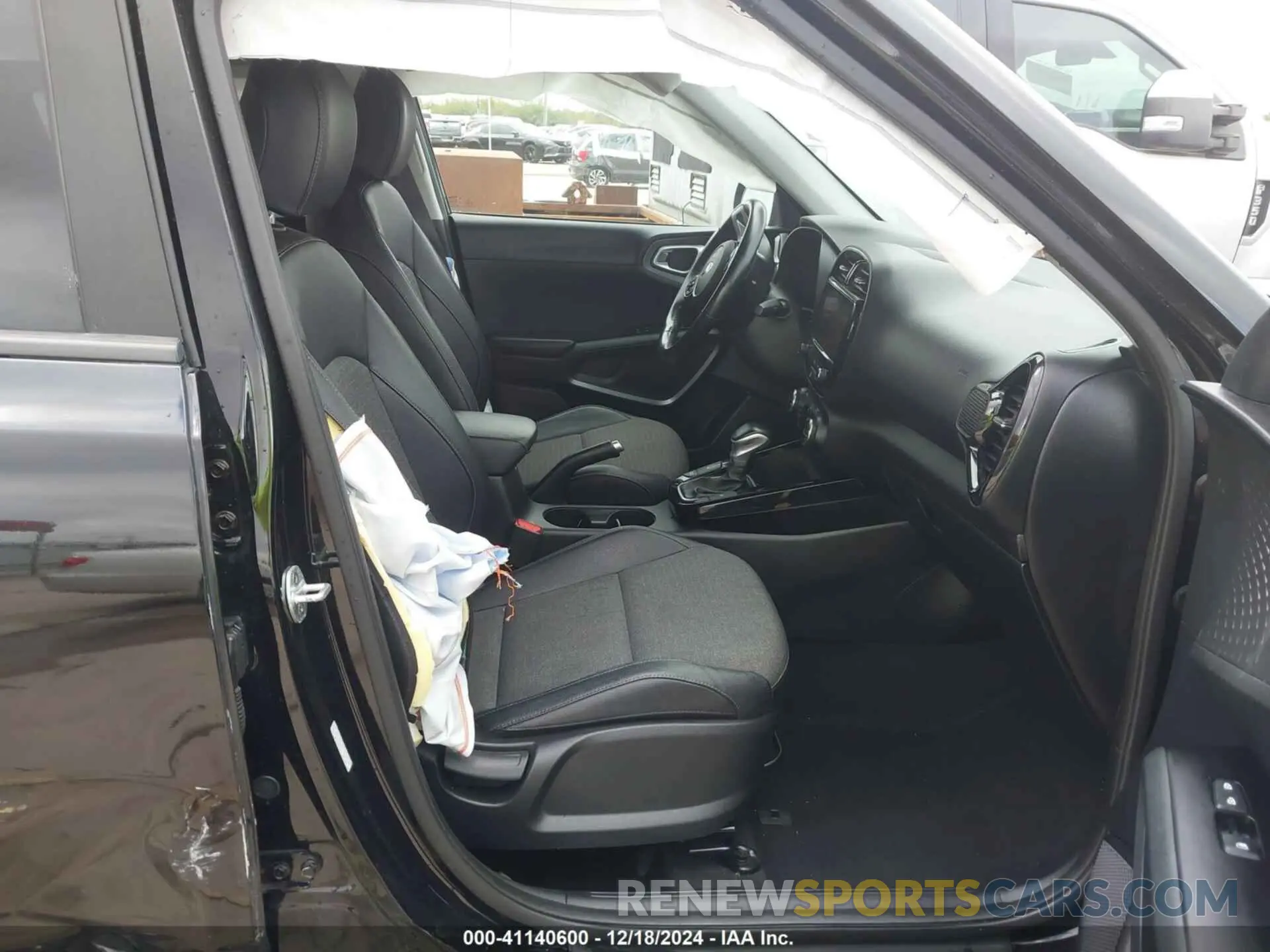 5 fotografías del automóvil dañado KNDJ33AU7L7037220 KIA SOUL 2020