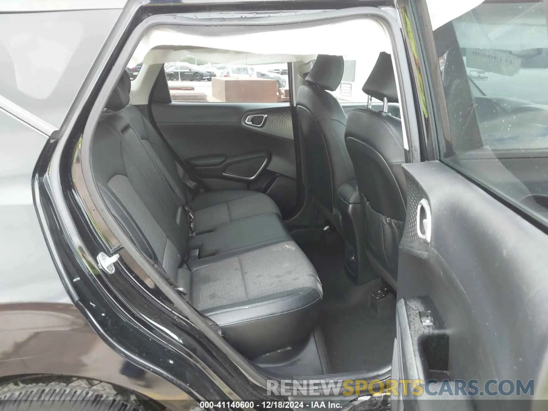 8 fotografías del automóvil dañado KNDJ33AU7L7037220 KIA SOUL 2020
