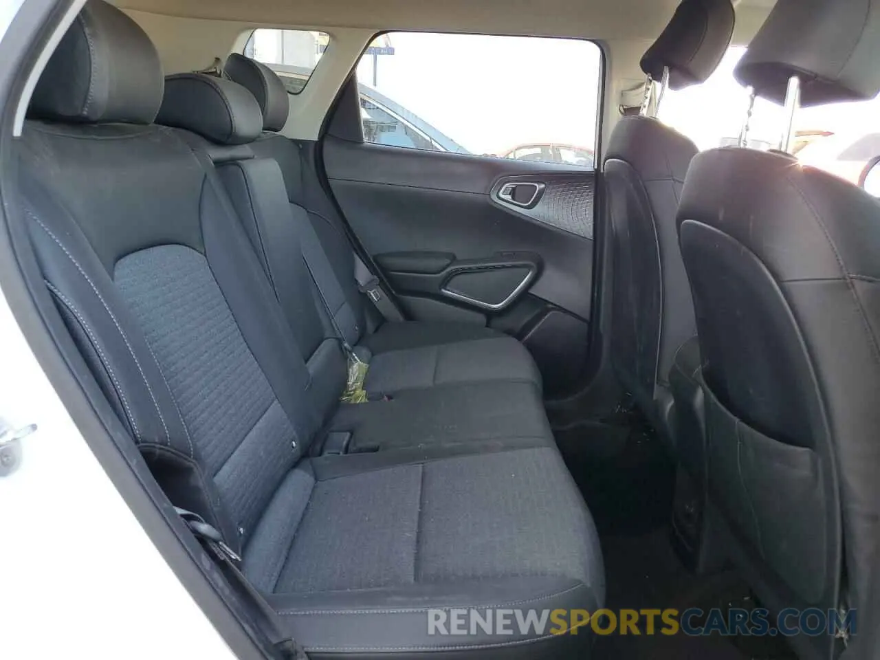 11 fotografías del automóvil dañado KNDJ33AU7L7709387 KIA SOUL 2020