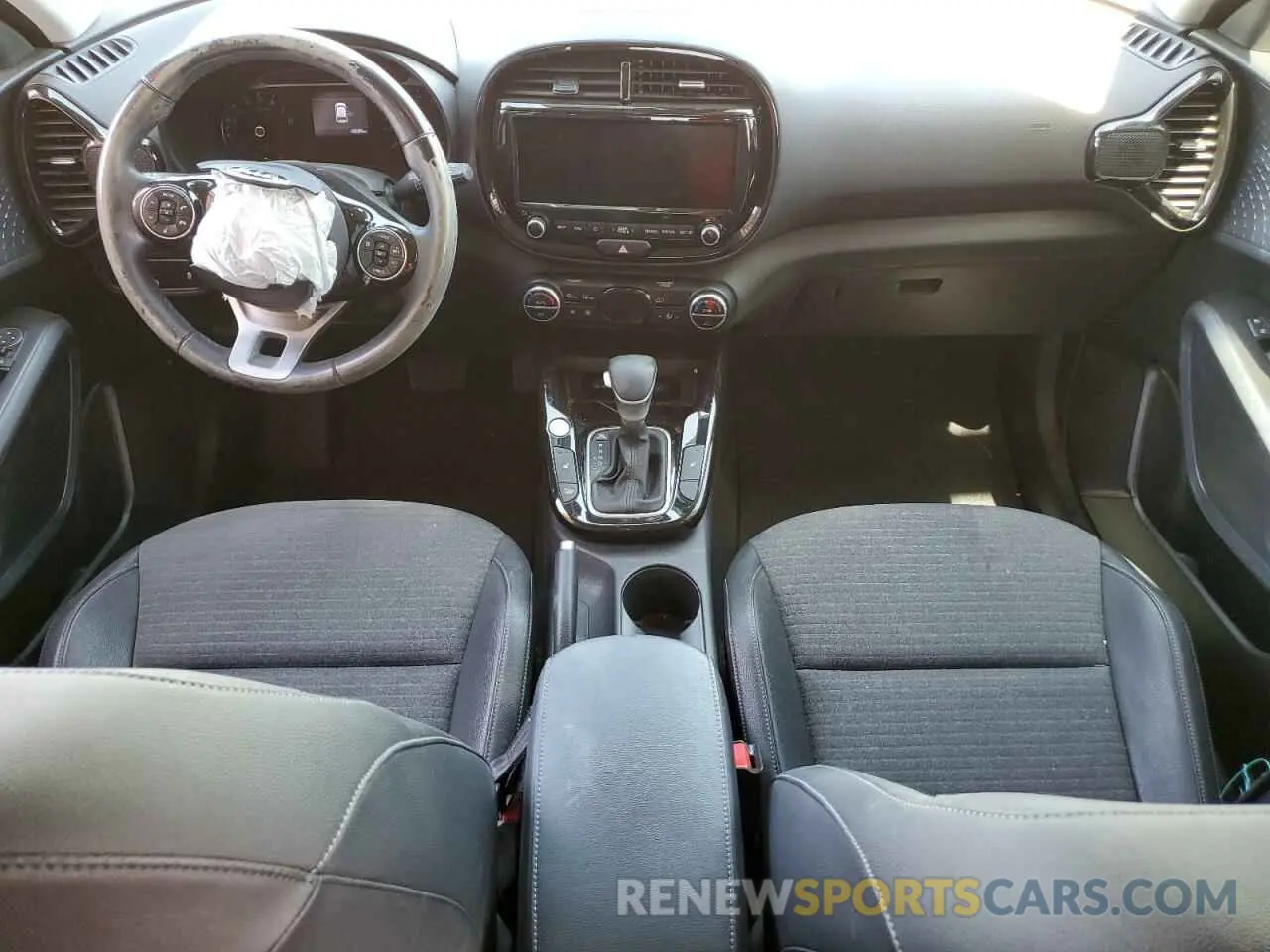 8 fotografías del automóvil dañado KNDJ33AU7L7709387 KIA SOUL 2020
