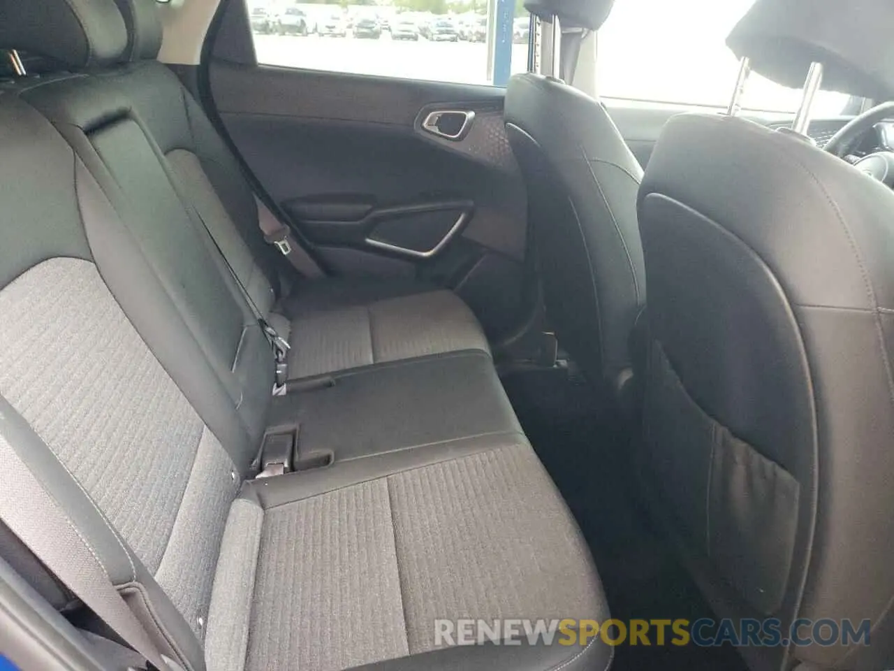 11 fotografías del automóvil dañado KNDJ33AU8L7108280 KIA SOUL 2020