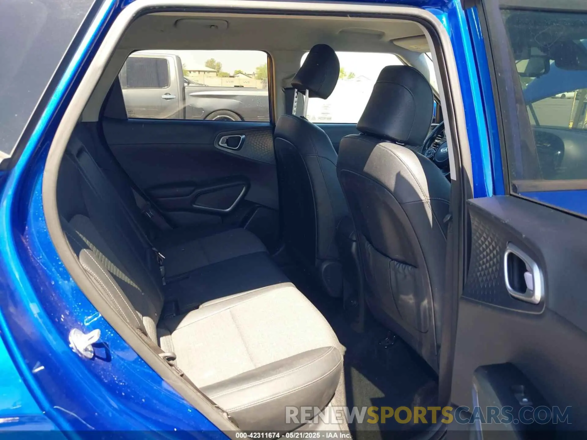 8 fotografías del automóvil dañado KNDJ33AUXL7079543 KIA SOUL 2020