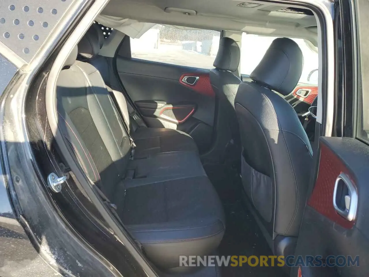 11 fotografías del automóvil dañado KNDJ53AFXL7049633 KIA SOUL 2020