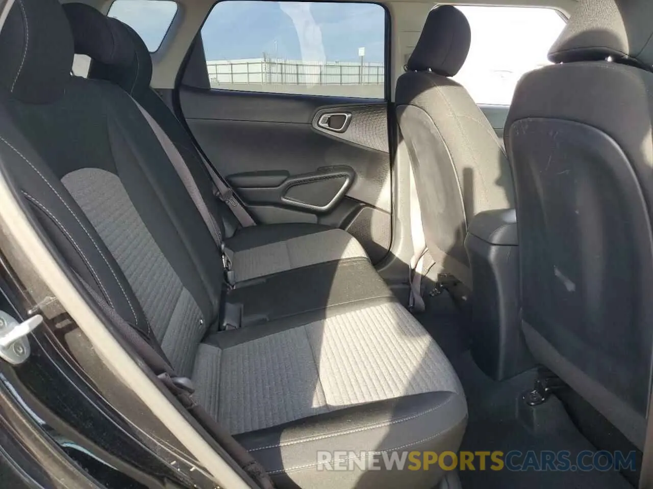 12 fotografías del automóvil dañado KNDJ63AU0L7024588 KIA SOUL 2020