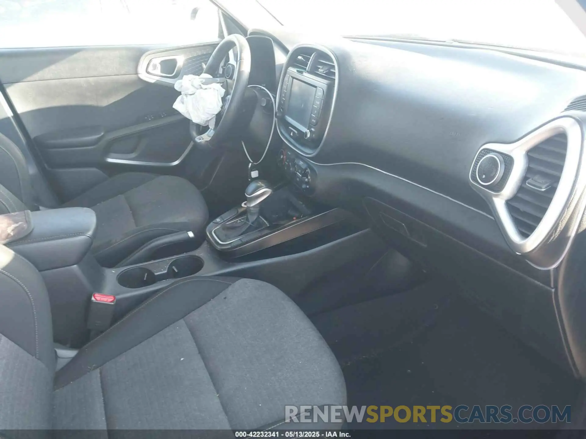 5 fotografías del automóvil dañado KNDJ63AU0L7706662 KIA SOUL 2020