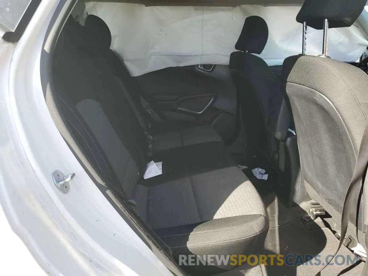 11 fotografías del automóvil dañado KNDJ63AU1L7020551 KIA SOUL 2020
