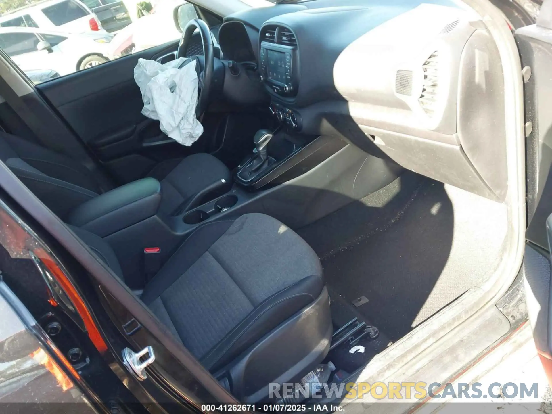 5 fotografías del automóvil dañado KNDJ63AU4L7006806 KIA SOUL 2020