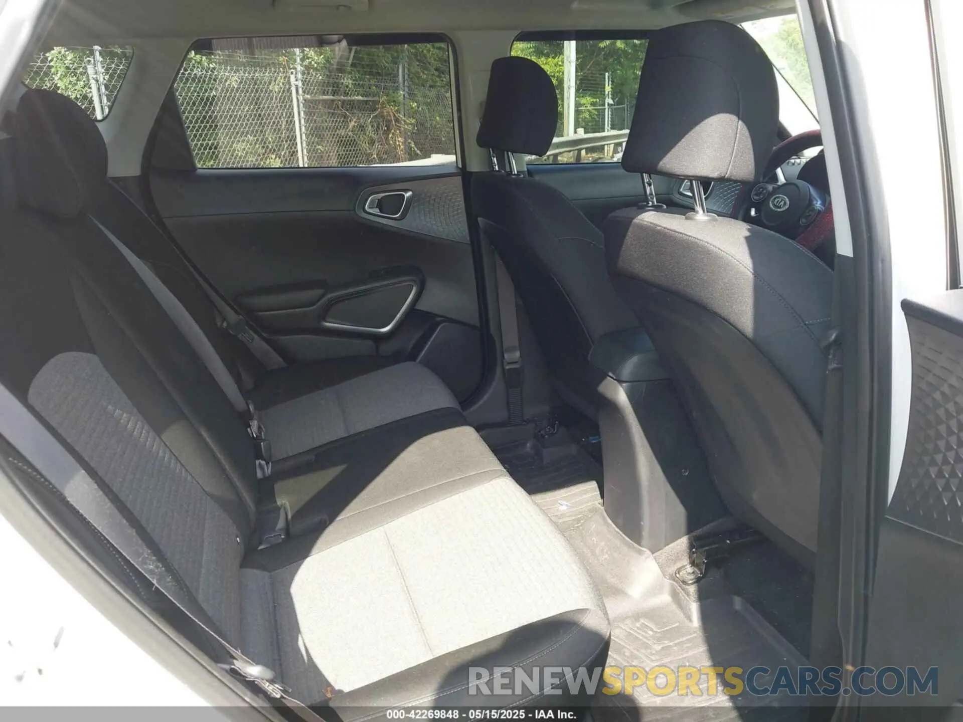 8 fotografías del automóvil dañado KNDJ63AU5L7053407 KIA SOUL 2020