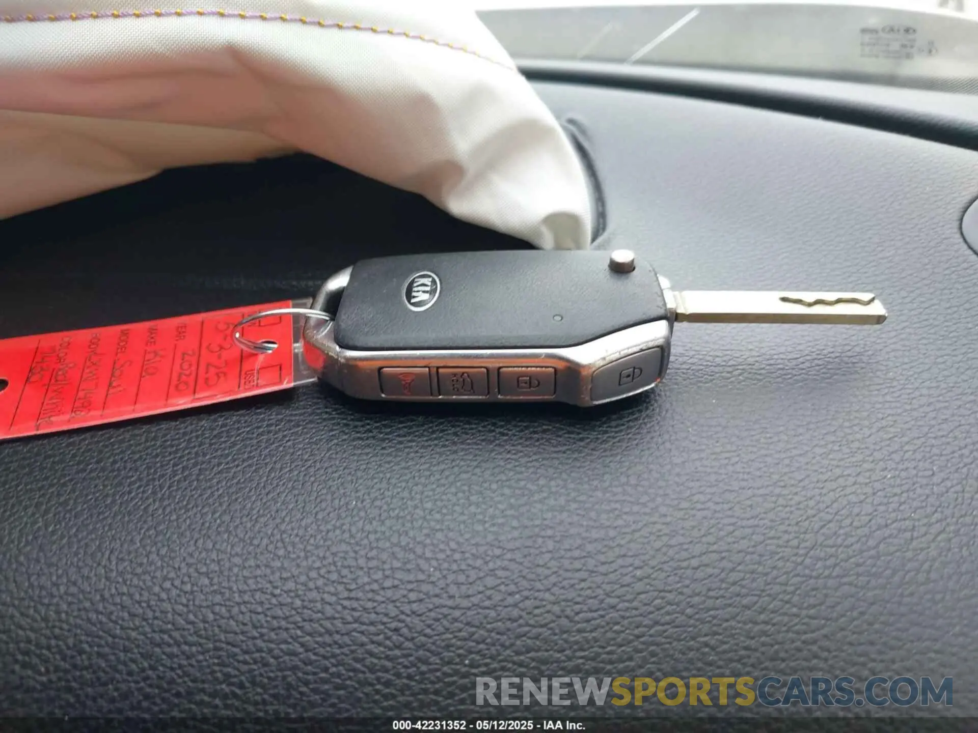 11 fotografías del automóvil dañado KNDJ63AU9L7057430 KIA SOUL 2020