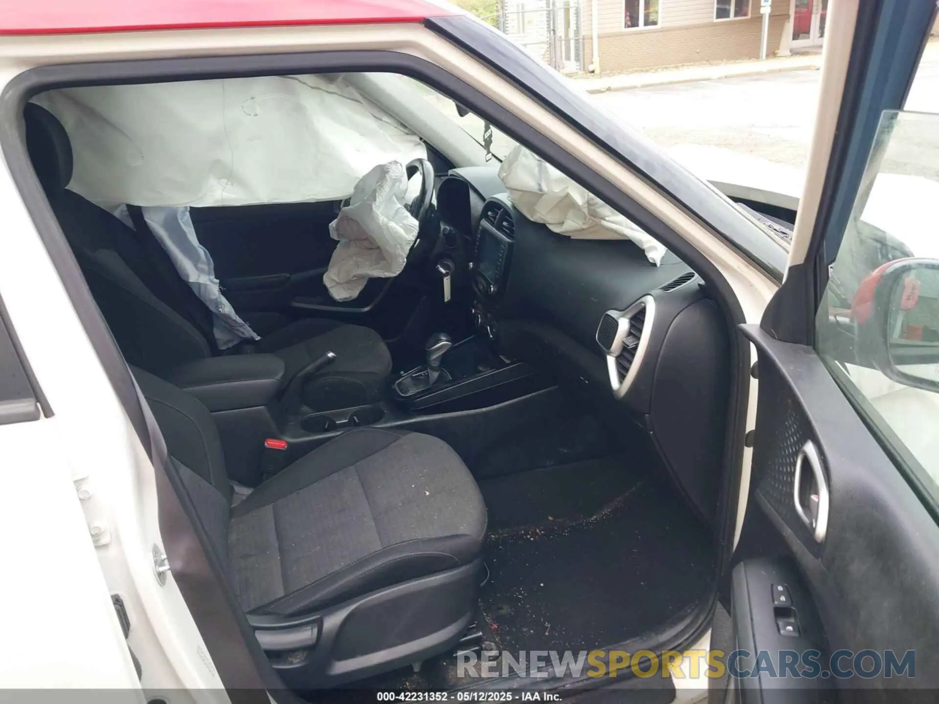 5 fotografías del automóvil dañado KNDJ63AU9L7057430 KIA SOUL 2020
