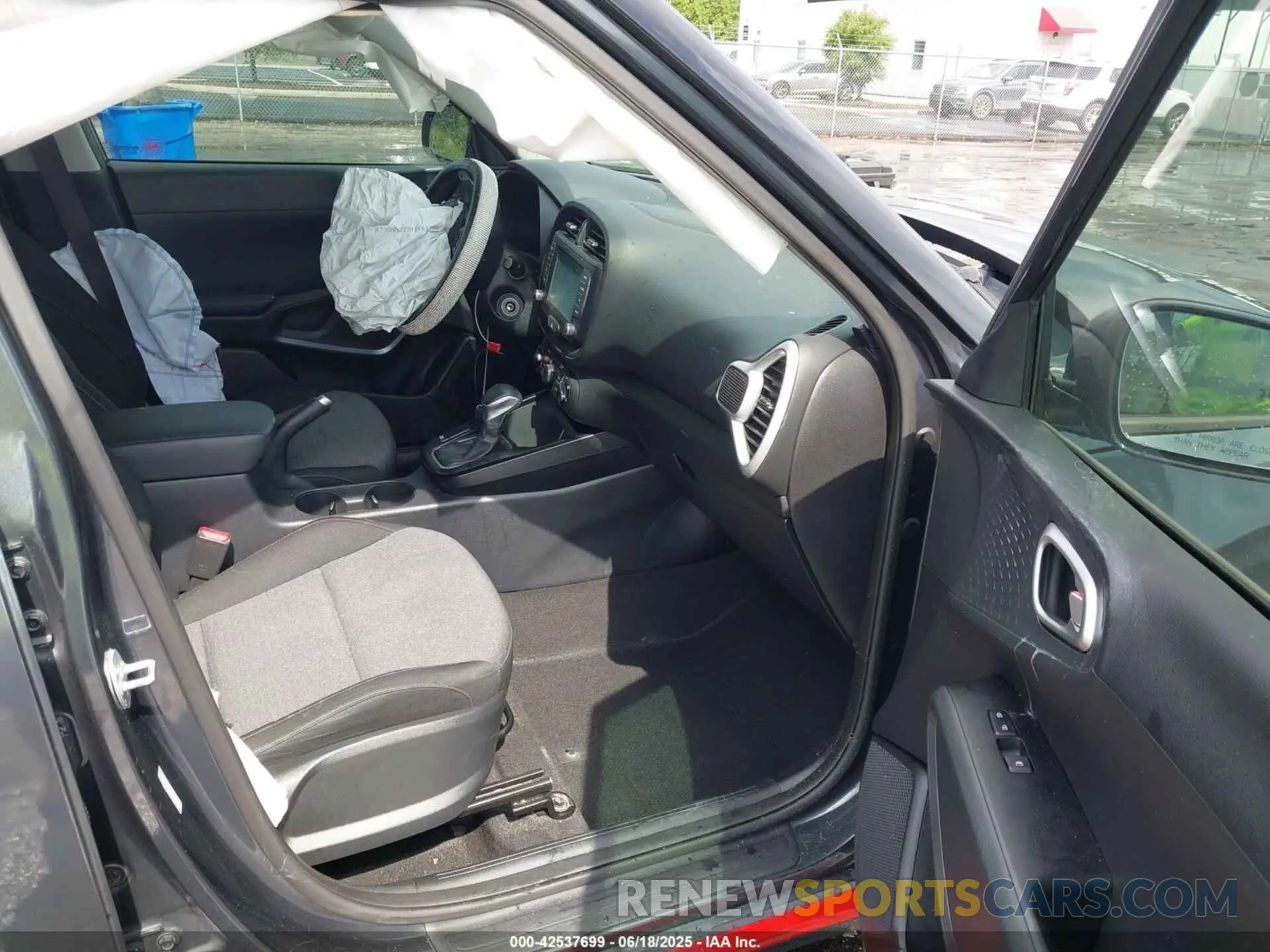 5 fotografías del automóvil dañado KNDJ63AUXL7089948 KIA SOUL 2020