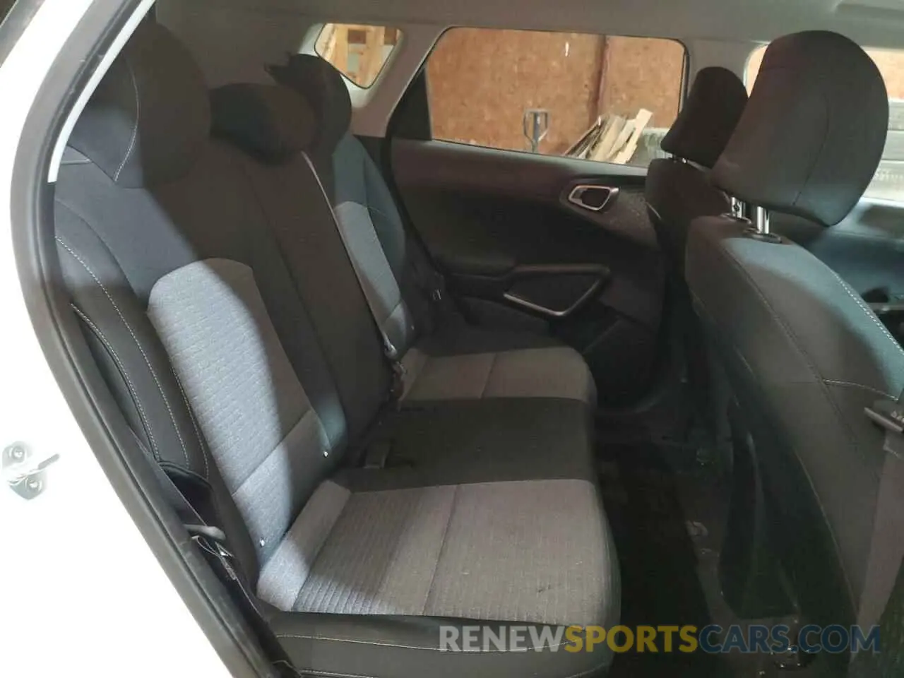 11 fotografías del automóvil dañado KNDJ63AUXL7703333 KIA SOUL 2020
