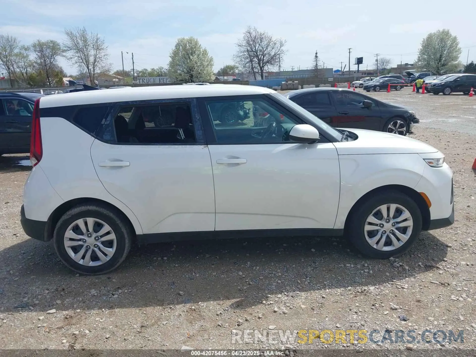 12 fotografías del automóvil dañado KNDJ23AU0M7742896 KIA SOUL 2021
