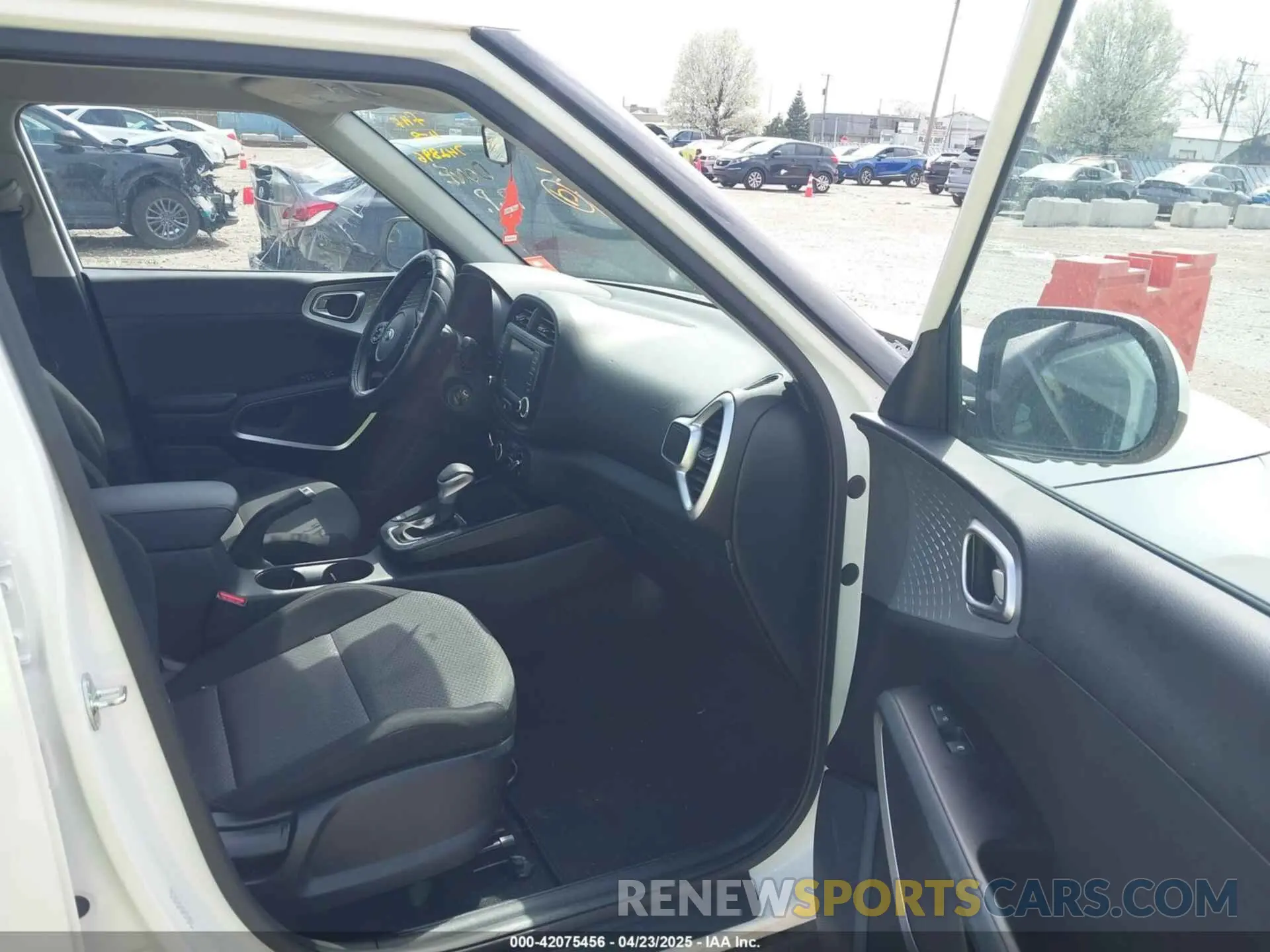 5 fotografías del automóvil dañado KNDJ23AU0M7742896 KIA SOUL 2021