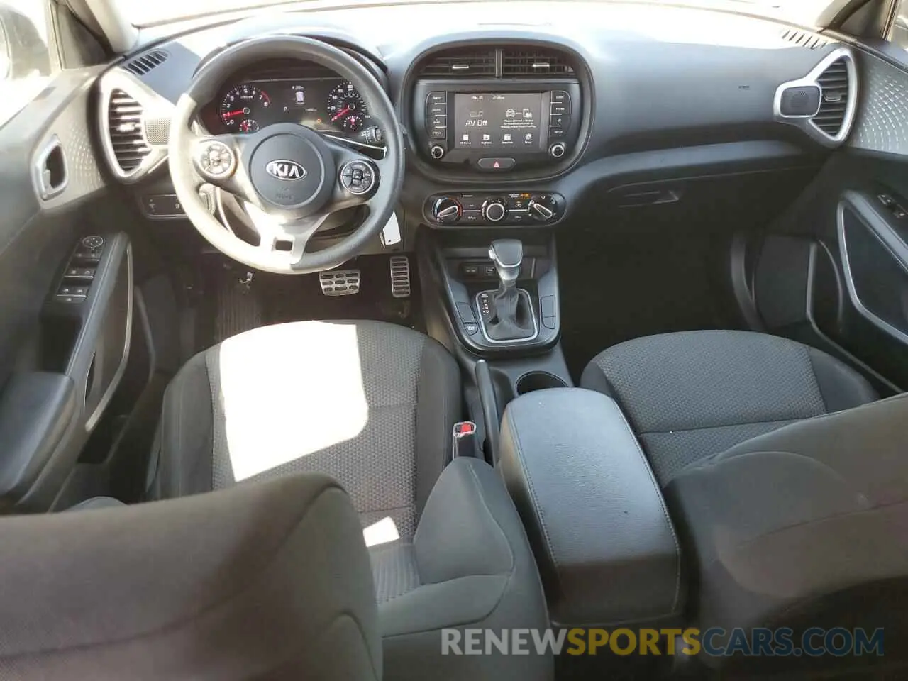 8 fotografías del automóvil dañado KNDJ23AU0M7755518 KIA SOUL 2021