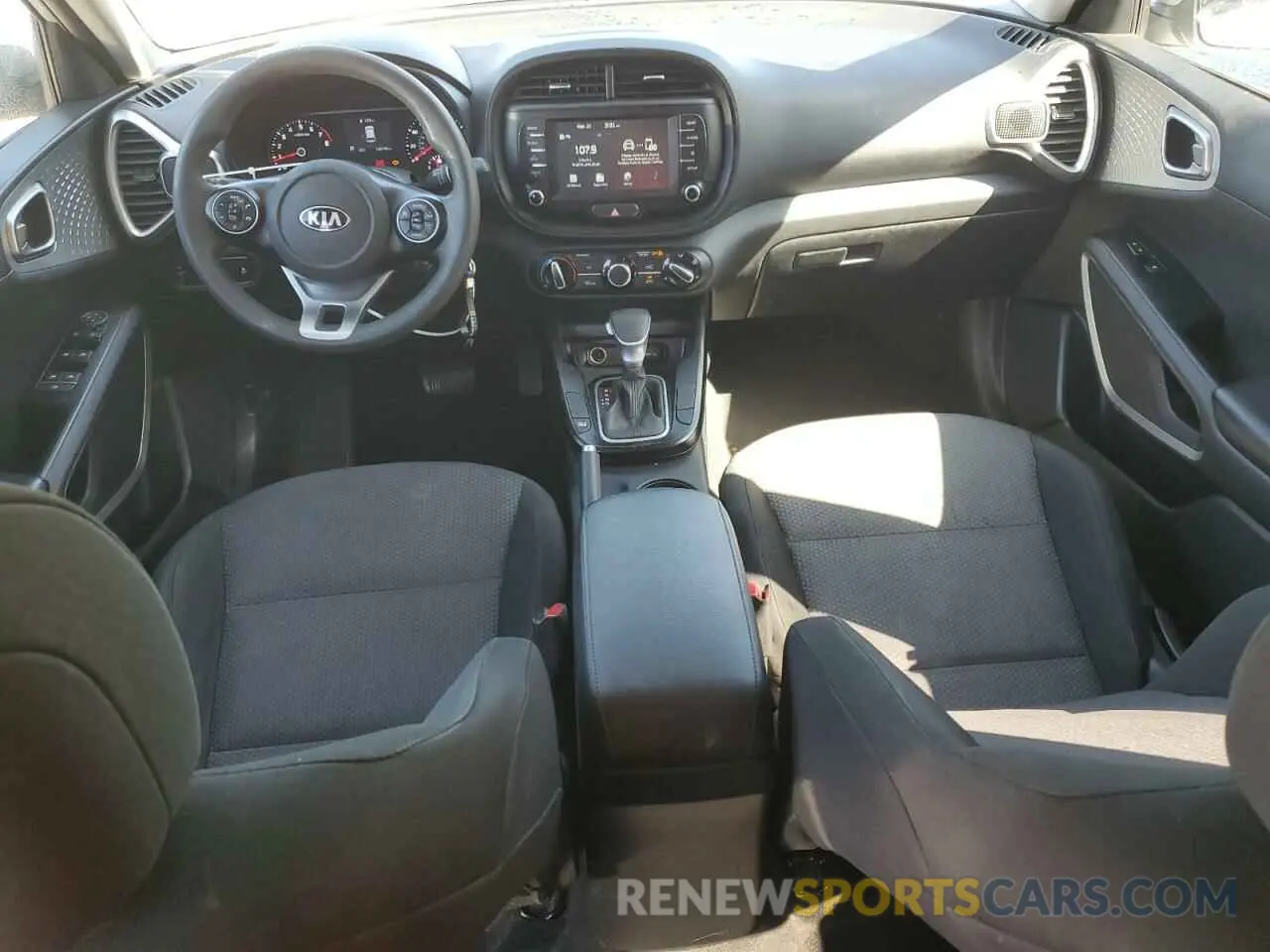 8 fotografías del automóvil dañado KNDJ23AU0M7760492 KIA SOUL 2021