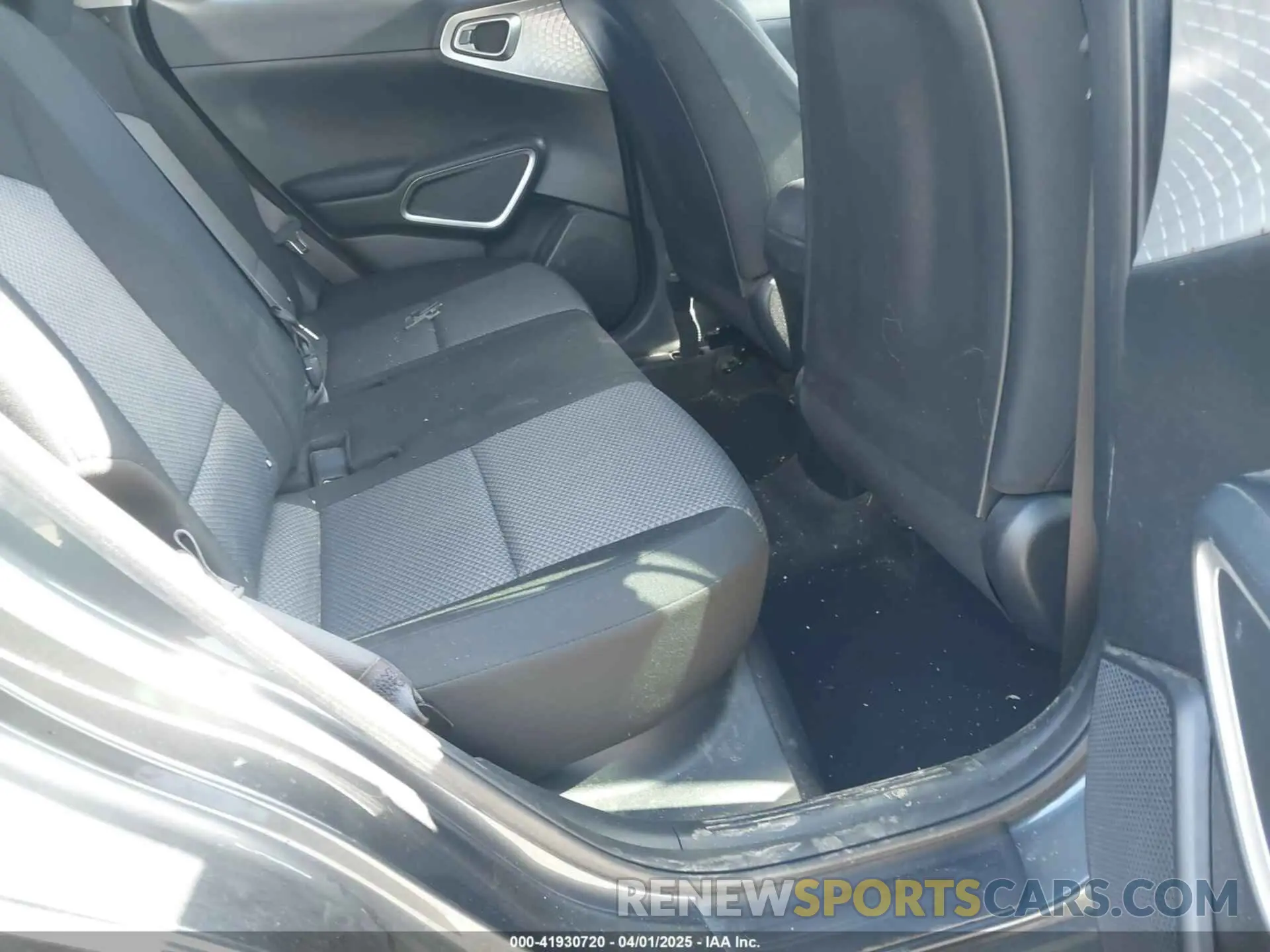 8 fotografías del automóvil dañado KNDJ23AU0M7769516 KIA SOUL 2021