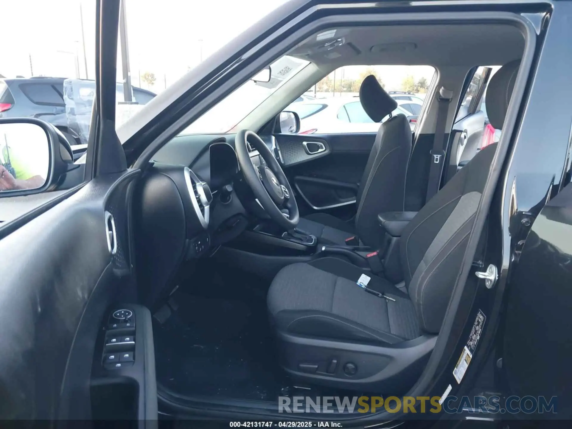 5 fotografías del automóvil dañado KNDJ23AU1M7758301 KIA SOUL 2021
