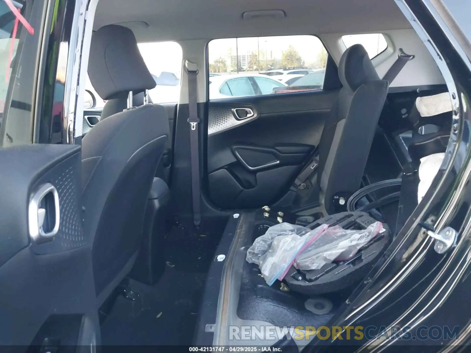 8 fotografías del automóvil dañado KNDJ23AU1M7758301 KIA SOUL 2021