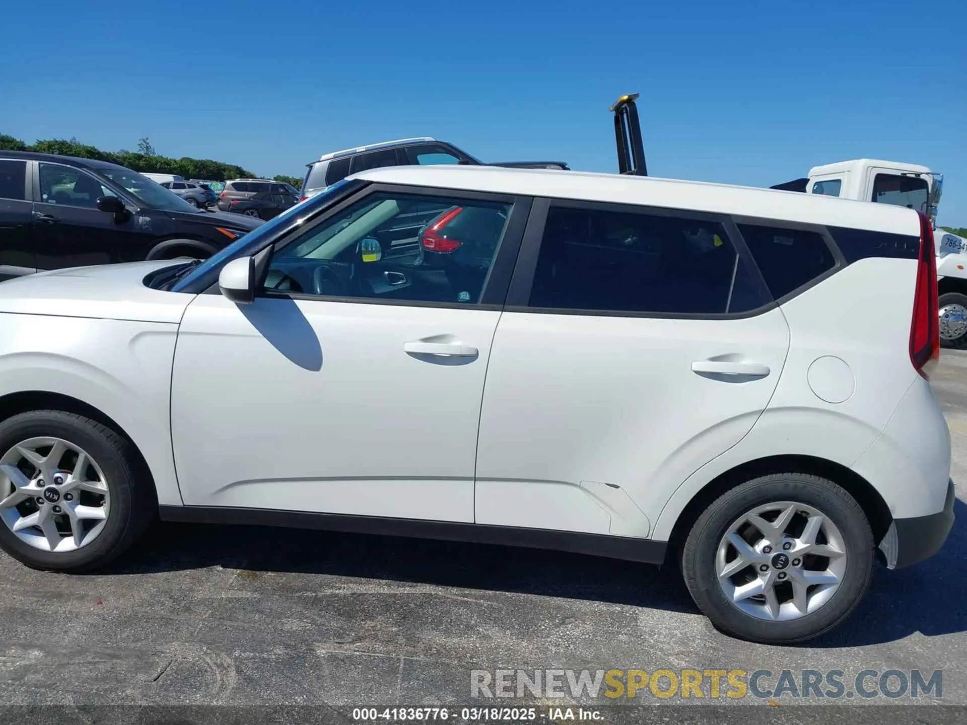 14 fotografías del automóvil dañado KNDJ23AU1M7769377 KIA SOUL 2021