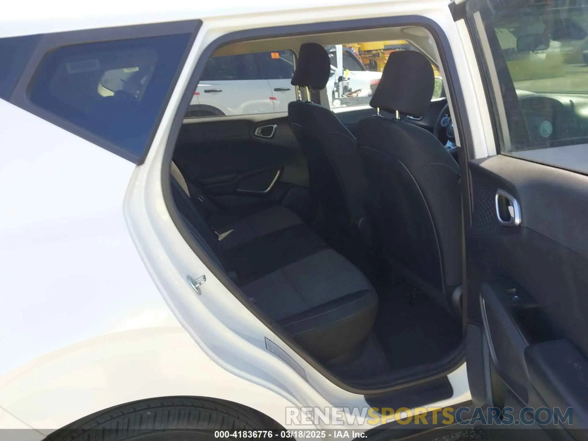 8 fotografías del automóvil dañado KNDJ23AU1M7769377 KIA SOUL 2021