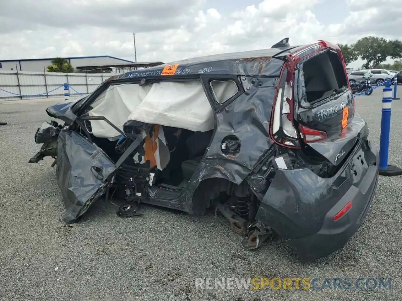 2 fotografías del automóvil dañado KNDJ23AU1M7779665 KIA SOUL 2021