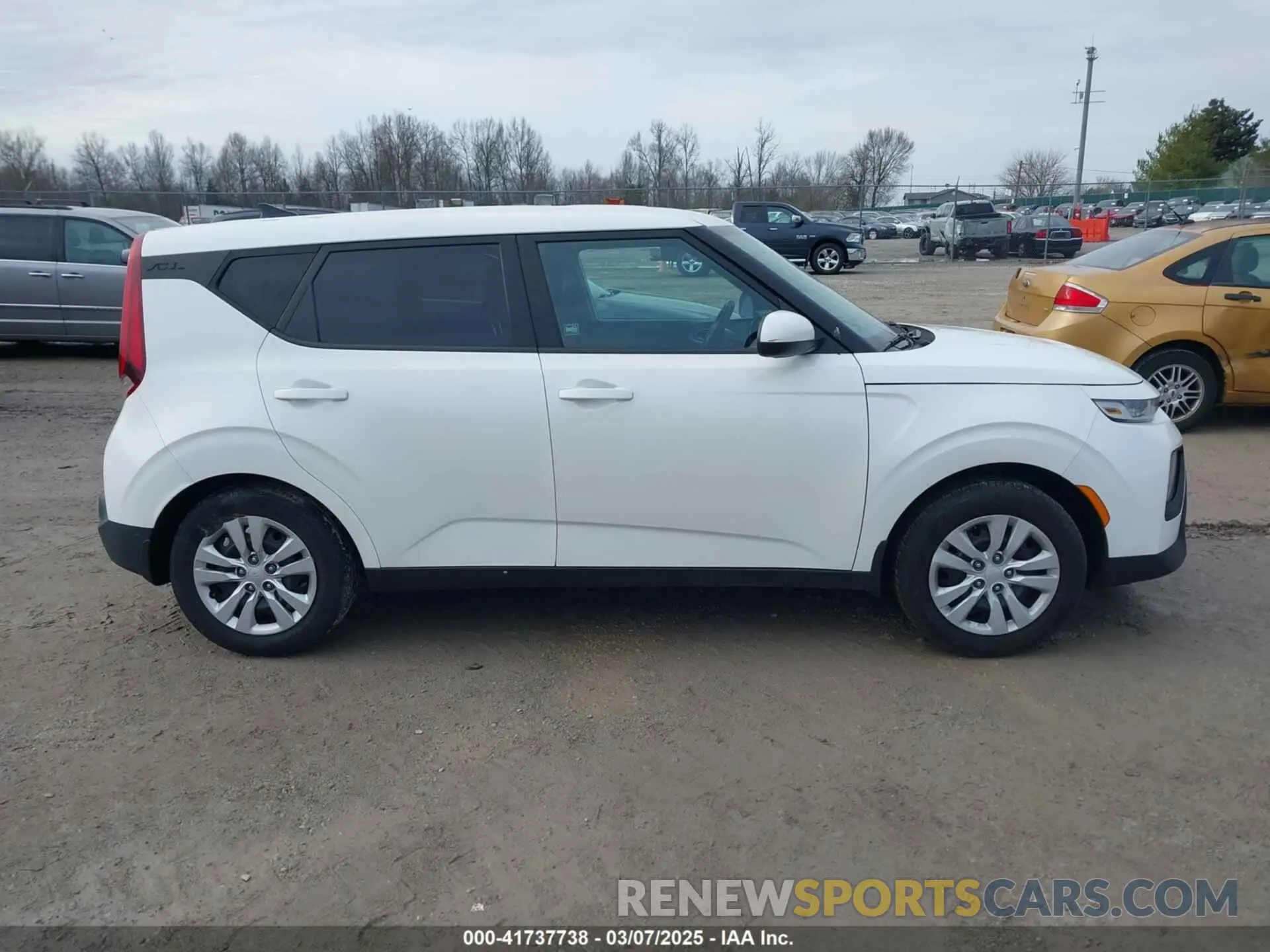 13 fotografías del automóvil dañado KNDJ23AU2M7143076 KIA SOUL 2021