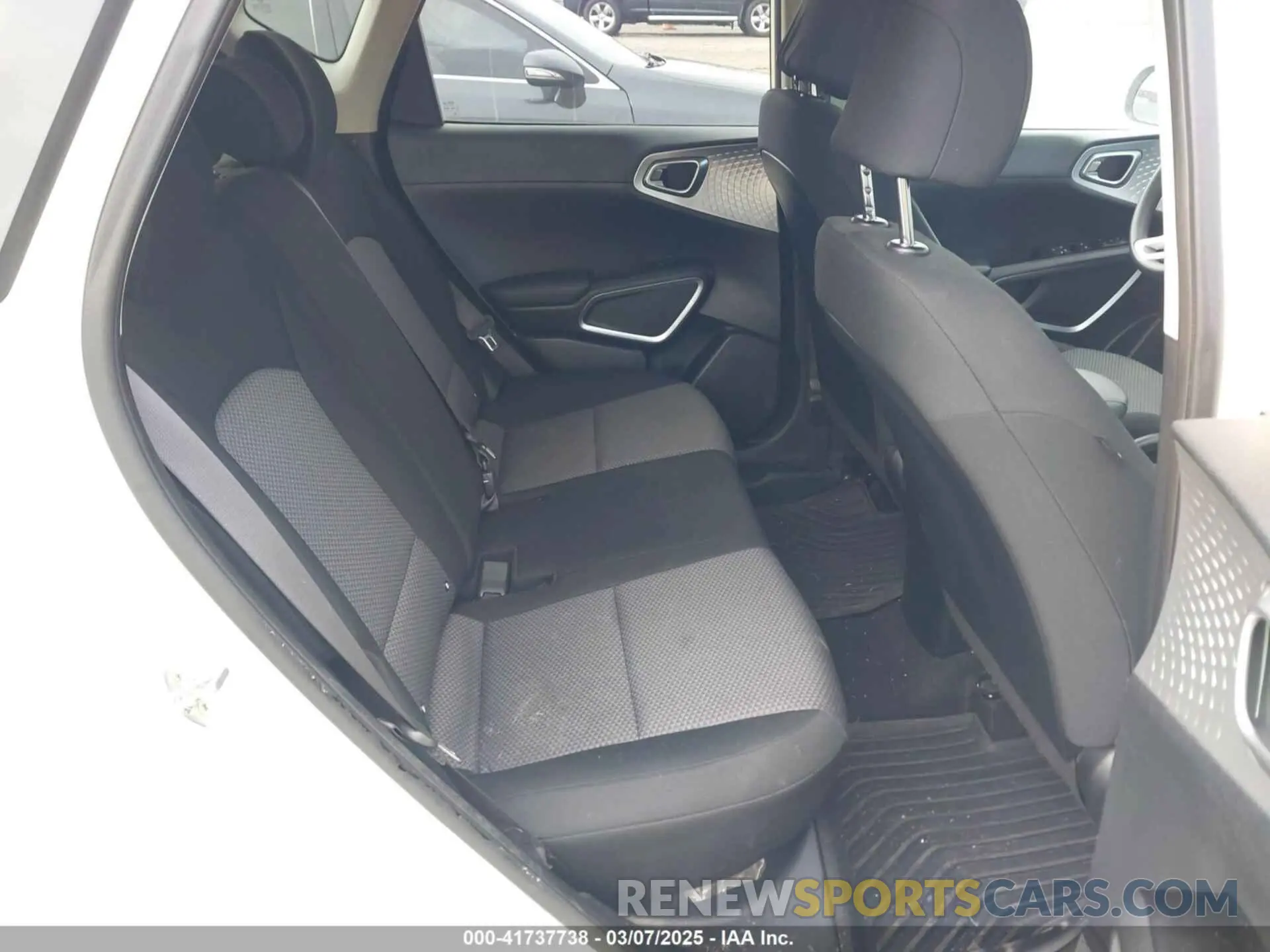 8 fotografías del automóvil dañado KNDJ23AU2M7143076 KIA SOUL 2021