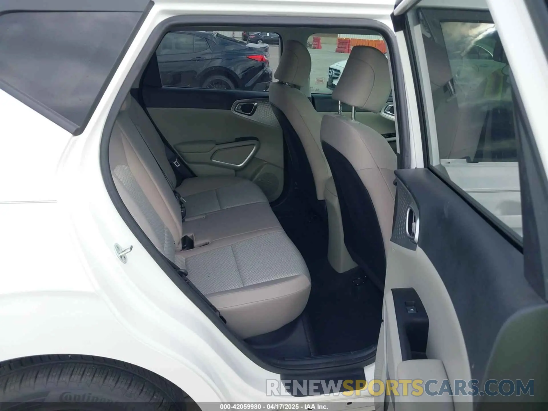 8 fotografías del automóvil dañado KNDJ23AU3M7147301 KIA SOUL 2021