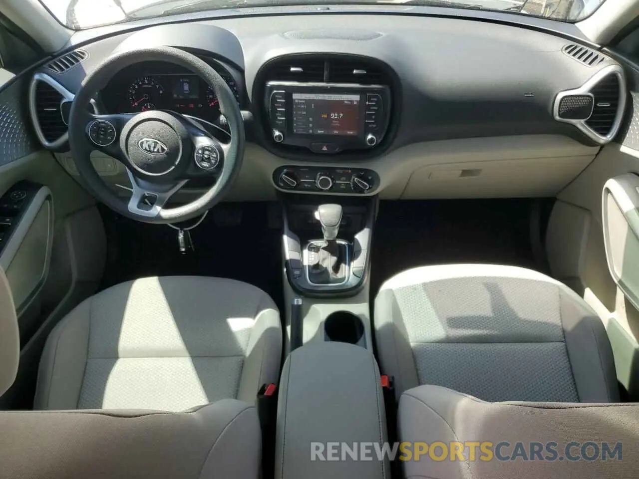 8 fotografías del automóvil dañado KNDJ23AU3M7793681 KIA SOUL 2021