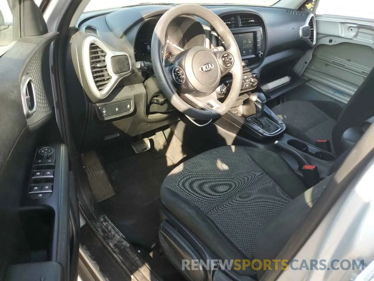 8 fotografías del automóvil dañado KNDJ23AU3M7793843 KIA SOUL 2021