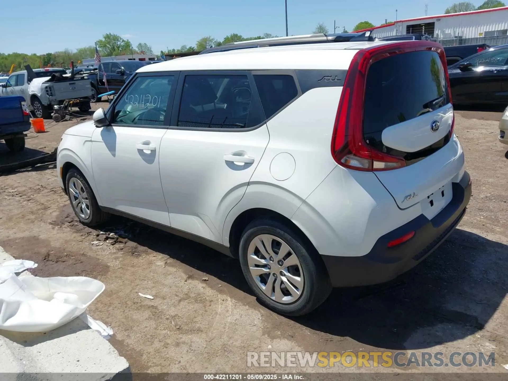 3 fotografías del automóvil dañado KNDJ23AU4M7755070 KIA SOUL 2021