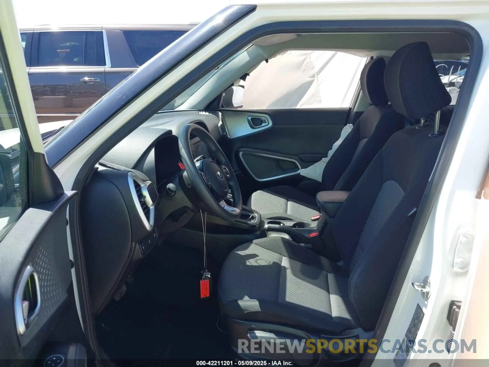 5 fotografías del automóvil dañado KNDJ23AU4M7755070 KIA SOUL 2021