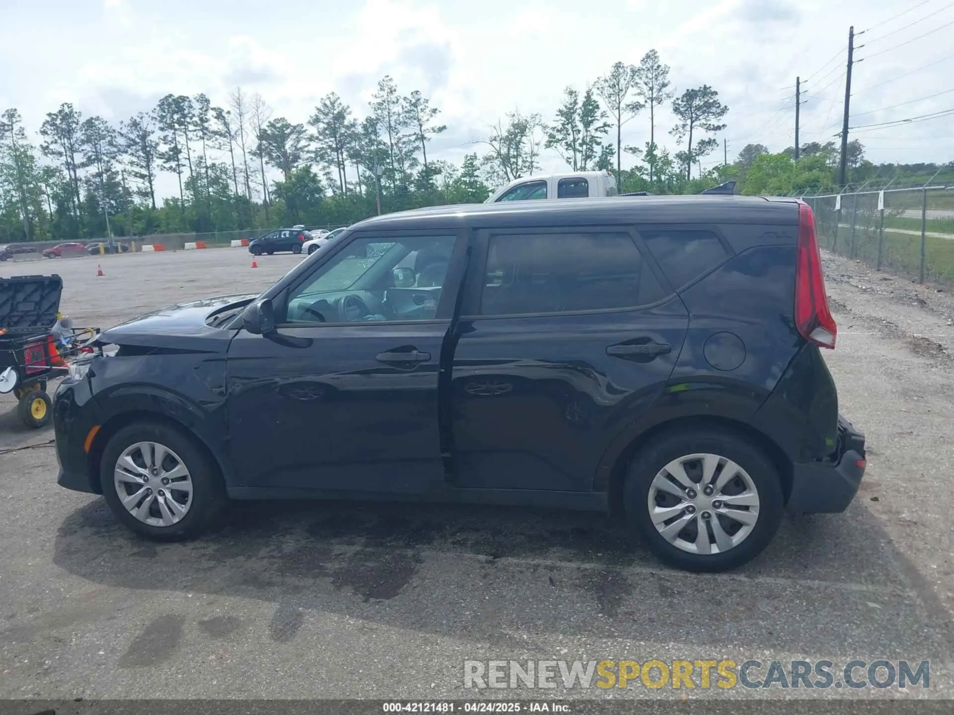 13 fotografías del automóvil dañado KNDJ23AU5M7756972 KIA SOUL 2021