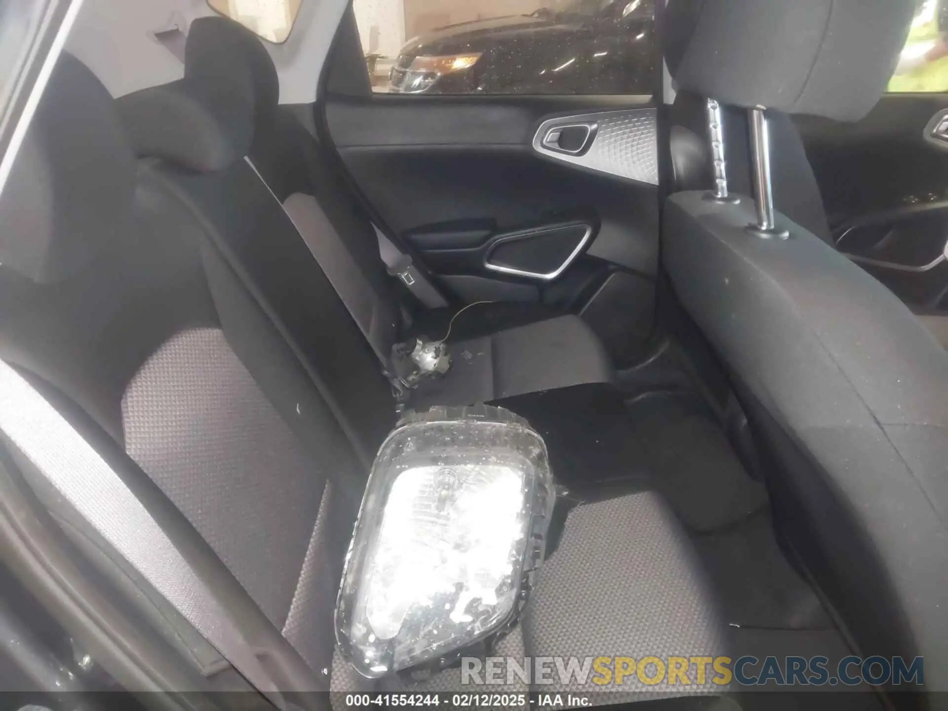 8 fotografías del automóvil dañado KNDJ23AU5M7770063 KIA SOUL 2021
