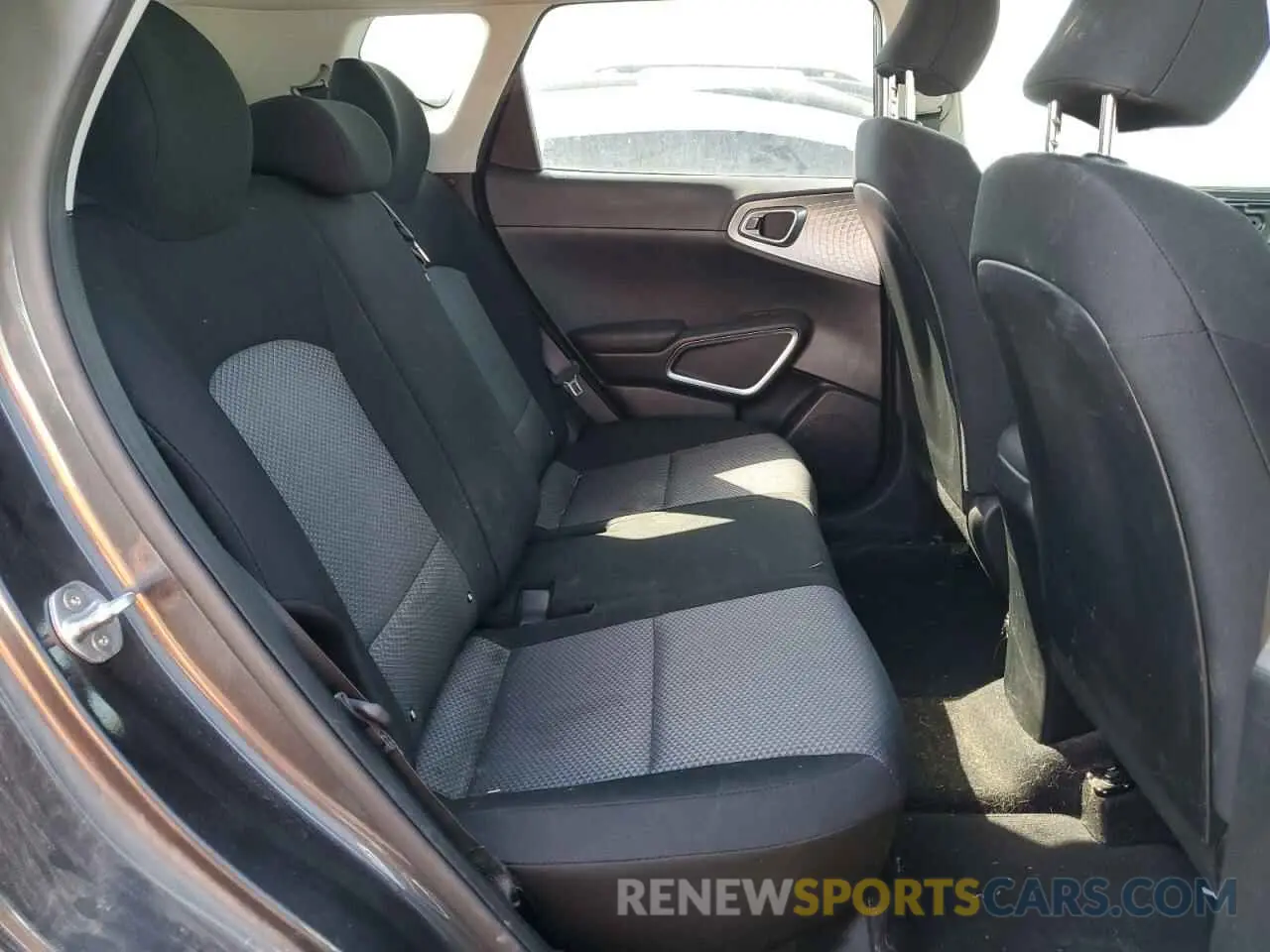 11 fotografías del automóvil dañado KNDJ23AU5M7786330 KIA SOUL 2021