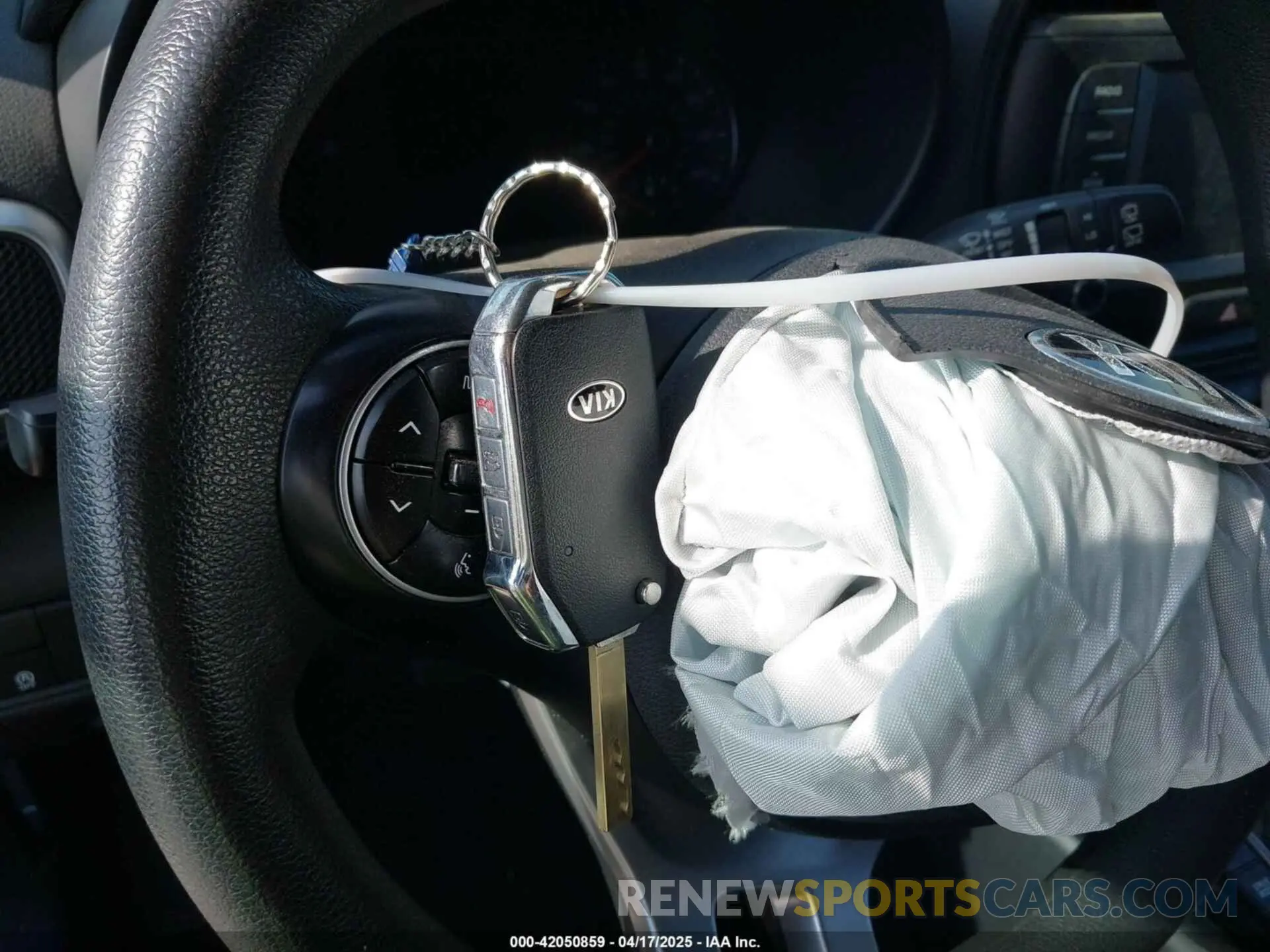 11 fotografías del automóvil dañado KNDJ23AU6M7124255 KIA SOUL 2021